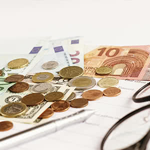 Tierhalterhaftpflicht Vergleich Tierhalterhaftpflicht Vergleich - Geldscheine mit einer Brille und einem Stift