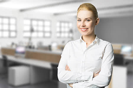 Unternehmenshaftpflicht - Lächelnde Frau im Büro