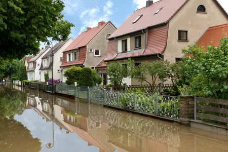 Wohngebäudeversicherung mit Elementarversicherung - Häuser im Wasser