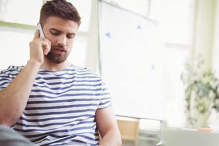 Wohngebäudeversicherung Vergleich - Mann erkundigt sich am Telefon