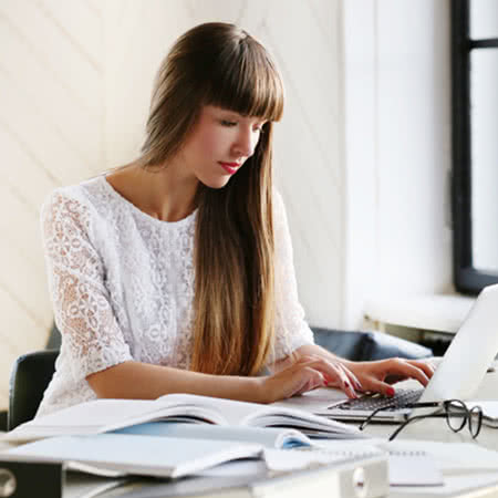 Zahnzusatzversicherungen Anbieter - Frau recherchiert im Internet
