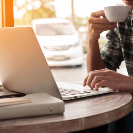 Zahnzusatzversicherung Angebot - recherche am Laptop