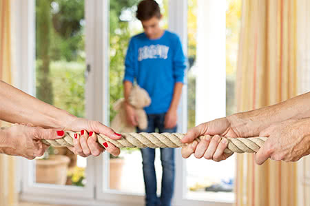 versicherungscheck24.de – Familienrechtsschutz Sorgerecht – Sohn steht traurig in der Tür
