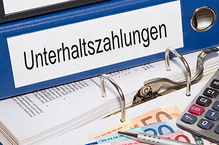 versicherungscheck24.de – Familienrechtsschutz Unterhalt – Akten Taschenrechner und Stifte