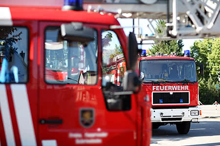 versicherungscheck24.de – Feuerrohbauversicherung Bauleistungsversicherung – Zwei Feuerwehrfahrzeuge stehen zum Einsatz bereit