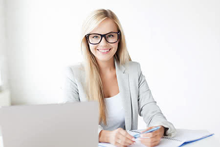 Betriebs- und Geschäftsgebäudeversicherung - Lächelnde Geschäftsfrau