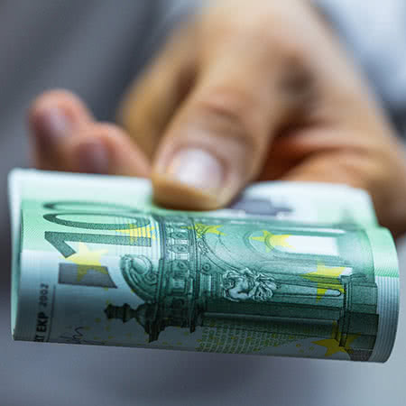 Betriebsinhaltsversicherung - Geldscheine in der Hand