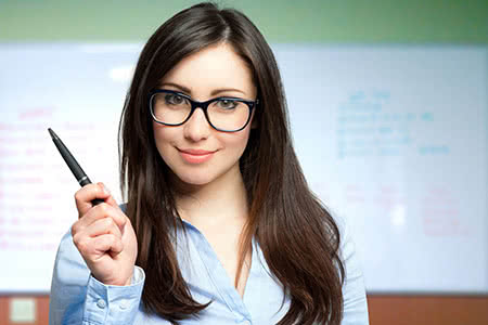 Betriebsschließungsversicherung - Eine Frau mit einem Stift