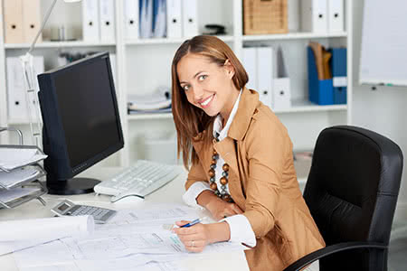 Bürgschaftsversicherung - Lächelnde Kollegen im Büro